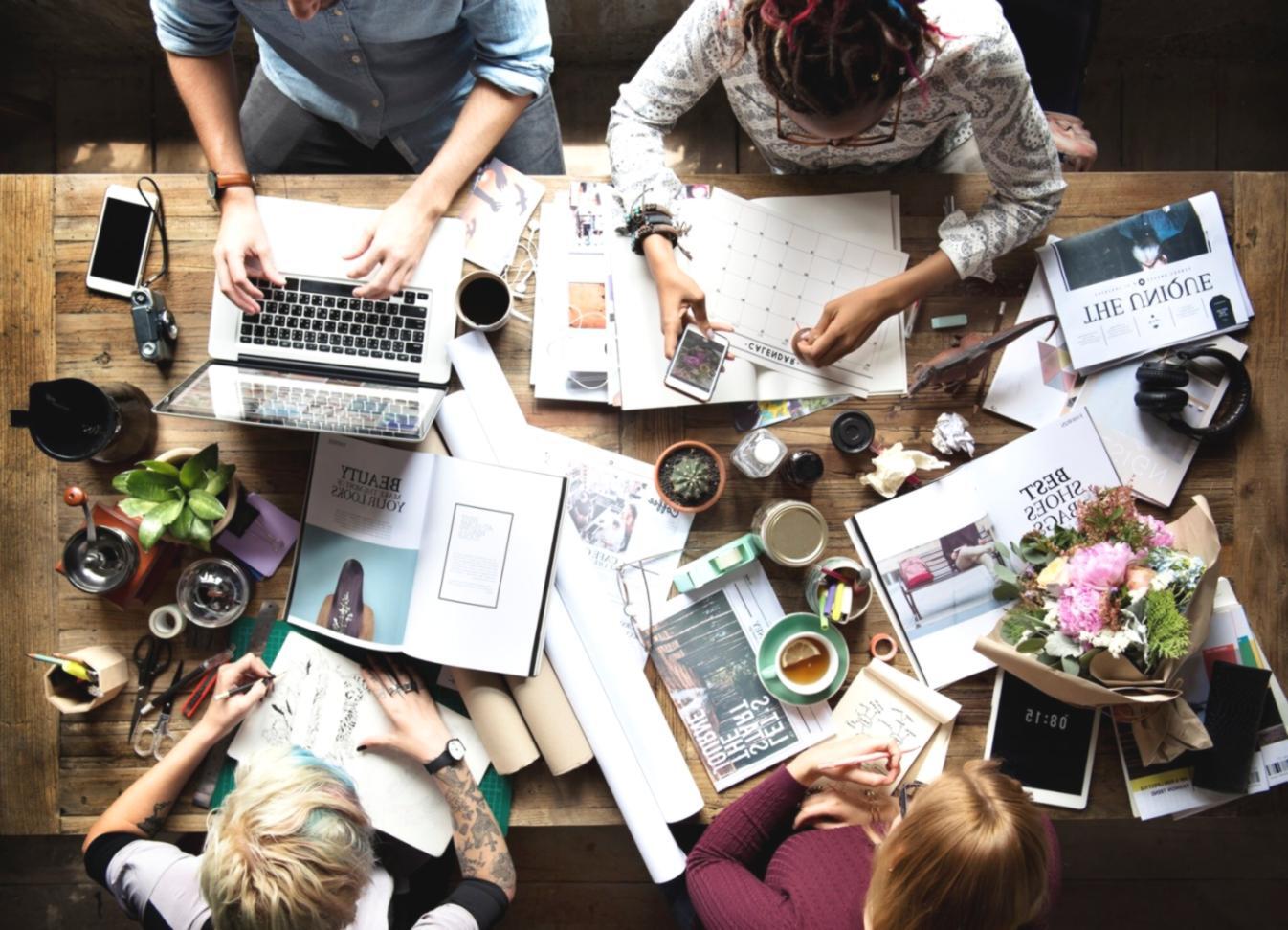 Arbeitsplatz mit Finanzunterlagen und Laptop während einer Rentabilitätsanalyse